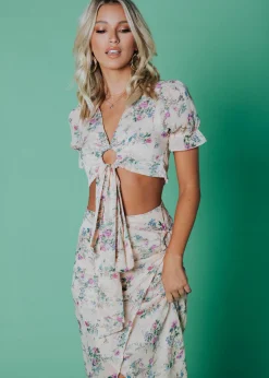 Women Gingham & Heels Crops><noscript><img width=