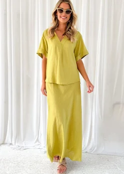Women Gingham & Heels Basic Tops><noscript><img width=
