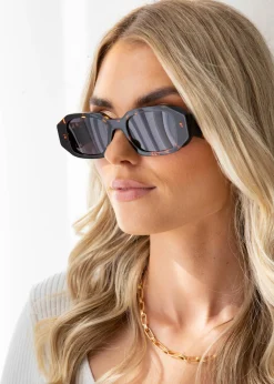 Women Gingham & Heels Sunglasses><noscript><img width=